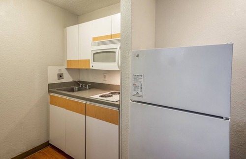 Orlando Hotel | HomeTowne Studios by Red Roof Orlando South