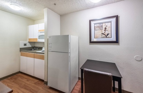 Orlando Hotel | HomeTowne Studios by Red Roof Orlando South