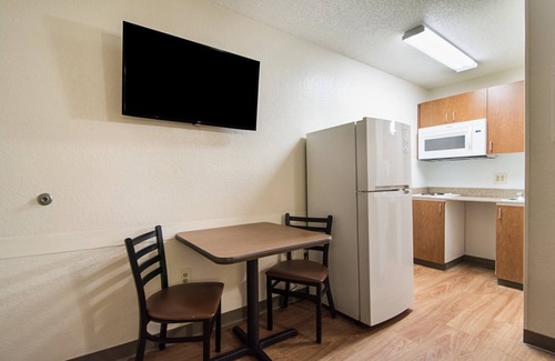 Durham Hotel | HomeTowne Studios by Red Roof Raleigh - Durham