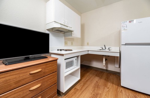Fresno Hotel | HomeTowne Studios by Red Roof Fresno - West