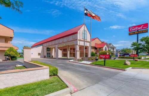 Amarillo Hotel | HomeTowne Studios by Red Roof Amarillo West