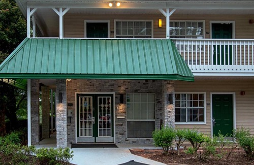 Lawrenceville Hotel | HomeTowne Studios by Red Roof Atlanta – Lawrenceville