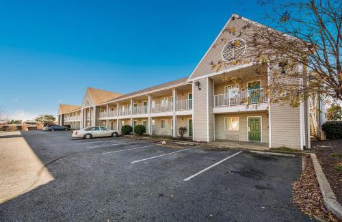 Arcadia Hotel | HomeTowne Studios by Red Roof Spartanburg - Asheville Highway