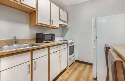 Greensboro Hotel | HomeTowne Studios & Suites by Red Roof Greensboro