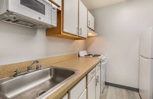 Greensboro Hotel | HomeTowne Studios & Suites by Red Roof Greensboro