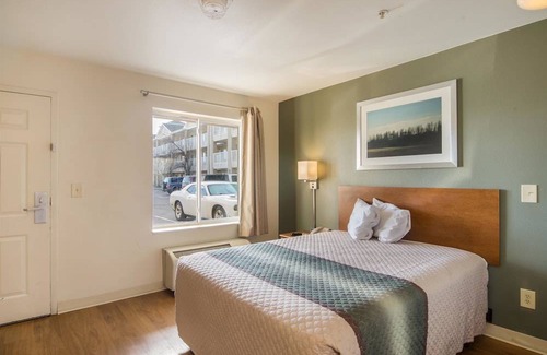 Aurora Hotel | HomeTowne Studios by Red Roof Denver - Airport/Aurora