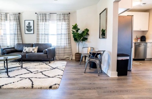 Lakeshore South House | Homey 3 Bedroom in Murray Hill