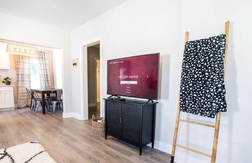 Lakeshore South House | Homey 3 Bedroom in Murray Hill