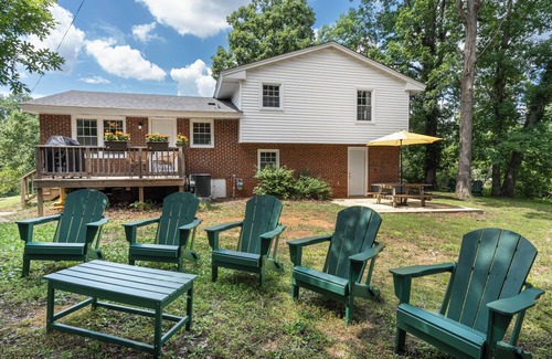 East Raleigh House | Homey 4-bedroom house w/Game Room and Backyard! Sleeps 7