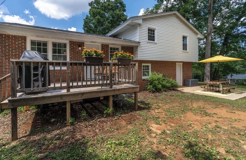 East Raleigh House | Homey 4-bedroom house w/Game Room and Backyard! Sleeps 7