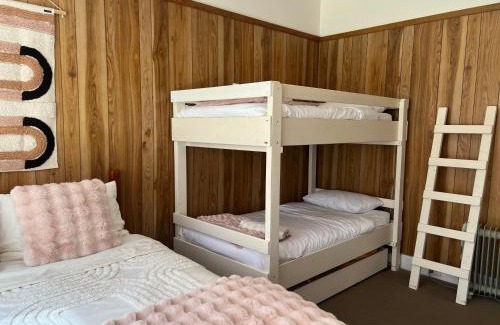 Cowes House | Homey Beach Cottage with Spa, walk to beach