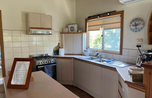 Cowes House | Homey Beach Cottage with Spa, walk to beach