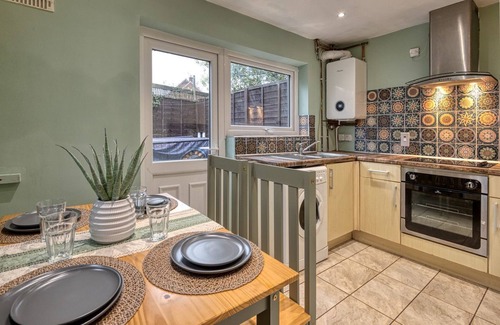 Trafford House | Homey Cottage, Long Term Stays, Discount