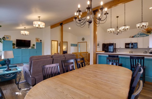Frisco House | Homey Dog-Friendly Retreat w/Deck in Dtwn Frisco!