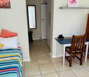 Beacon Bay Apartment | Homey Flatlet in beacon bay