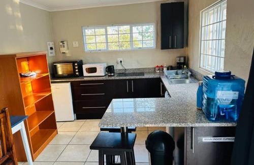 Beacon Bay Apartment | Homey Flatlet in beacon bay