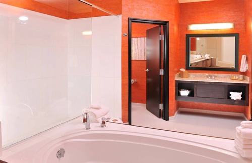 Independence Hotel | Homey Lodge Near KC: Comfy Rooms With Kitchen & Cozy Living Space