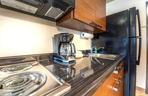 Fargo Hotel | Homey Room w/Kitchen Near Scheels Arena –3 Min Drive | BBQ Facilities | Parking