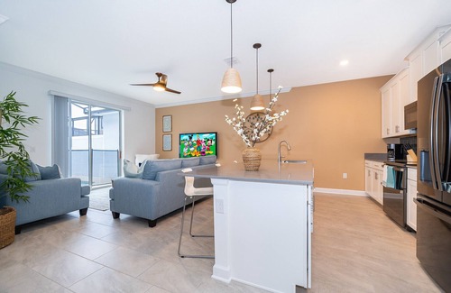 Kissimmee Ski Chalet | Homey Townhouse 4Bed/3Bath/Pool/5Min Disney