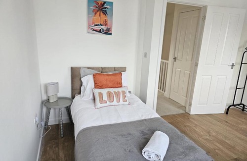 Swindon House | Homington House Long Stays Sleeps 8 Free Parking
