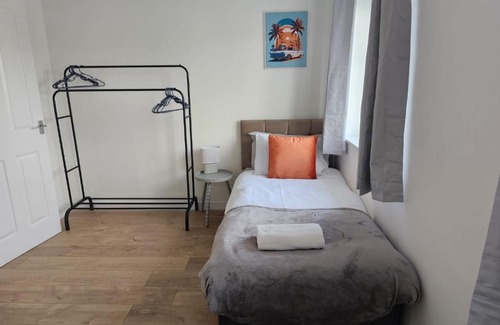 Swindon House | Homington House Long Stays Sleeps 8 Free Parking