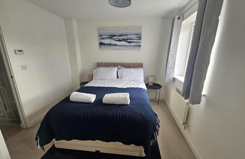 Swindon House | Homington House Long Stays Sleeps 8 Free Parking