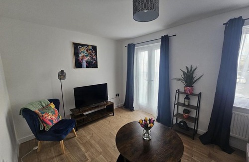 Swindon House | Homington House Long Stays Sleeps 8 Free Parking