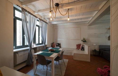 Brescia Antica Apartment | HOMO HOMINI LUPUS