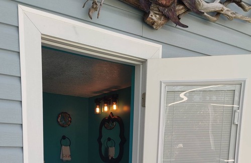 Riverhaven Village House | Homosassa River living, access to the gulf and minutes to bars and restauraunts.