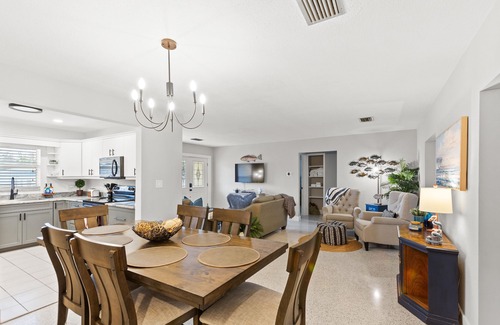 Homosassa House | Homosassa Springs home 3 kayaks, deep canal, Very Close to Springs No bridges