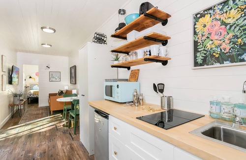 Fredericksburg Cottage | Honey at the Hive, 1/1 | Private Hot Tub | Gas Fire Pit | Cornhole