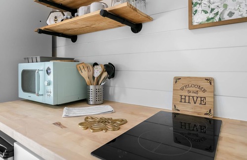 Fredericksburg Cottage | Honey at the Hive, 1/1 | Private Hot Tub | Gas Fire Pit | Cornhole
