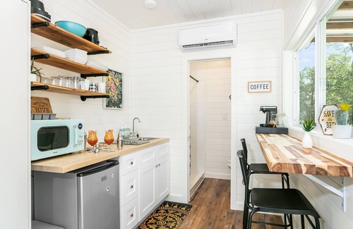Fredericksburg Cottage | Honey at the Hive, 1/1 | Private Hot Tub | Gas Fire Pit | Cornhole