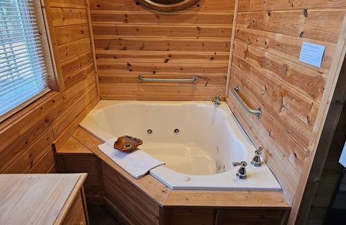 Eureka Springs Apartment | Honey Bear Haven Suite 4