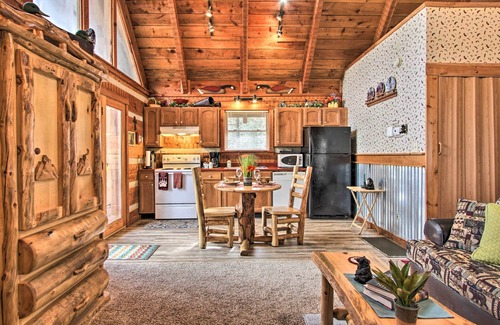 Townsend Cabin | Honey Bear Pause: Rural Escape w/Porch & Hot Tub!