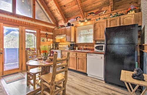 Townsend Cabin | Honey Bear Pause: Rural Escape w/Porch & Hot Tub!