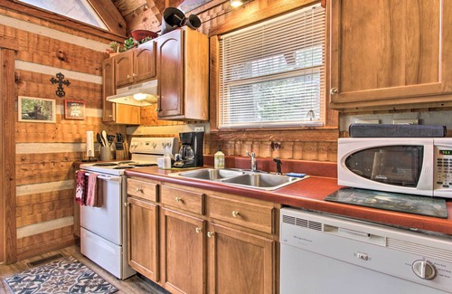 Townsend Cabin | Honey Bear Pause: Rural Escape w/Porch & Hot Tub!