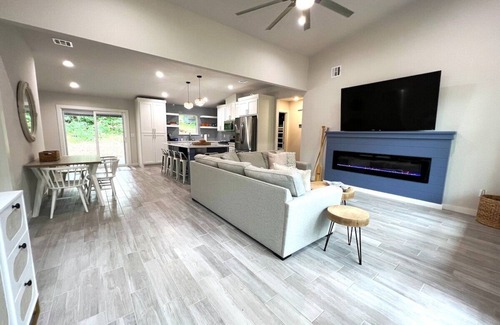 Grove House | Honey Creek Hideaway · Modern Home w/Huge Deck, 1/2 Acre, Close to Lake