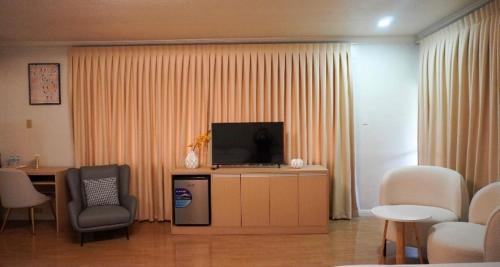 Mabolo Apartment | Honey Suite Room 1 inside Bee Cafe Cebu