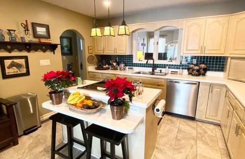 Tryon House | Honeybee Acres - 4 miles to TIEC