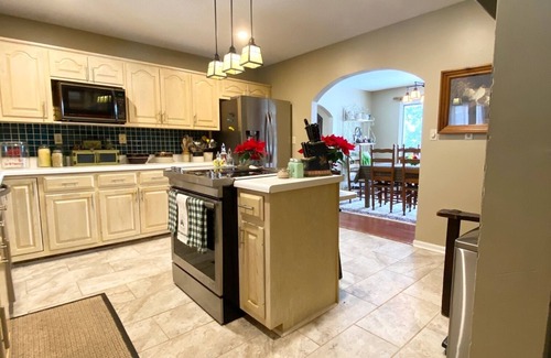 Tryon House | Honeybee Acres - 4 miles to TIEC