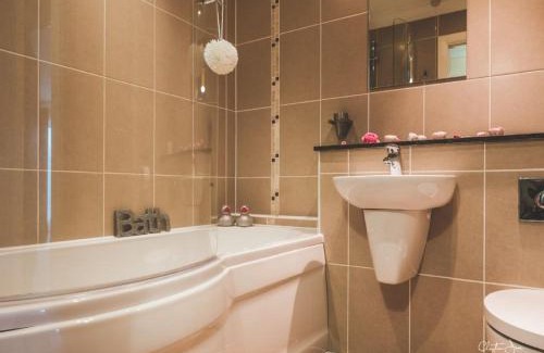 Bridgwater House | Honeybee Cottage 15P