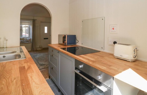 Martock Cottage | HONEYBEE COTTAGE, pet friendly, with open fire in Martock