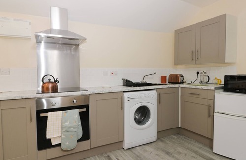 Winestead Cottage | HONEYBEE COTTAGE, pet friendly, with a garden in Withernsea