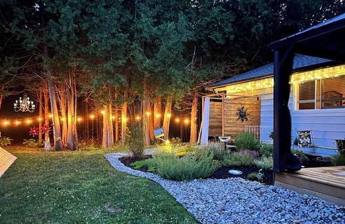 Edwardsburgh/Cardinal House | Honeybee Haven - Escape to a Serene Autumn Retreat! Dog Friendly, Free Parking.