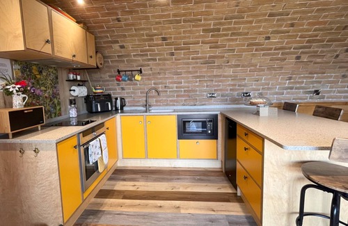 Llansantffraid-ym-Mechain Cottage | Honeybee Home - a hobbit hut that sleeps 4 guests in 2 bedrooms