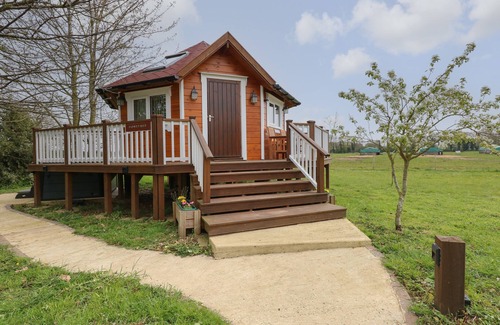Pentney Cottage | HONEYBEE RETREAT, romantic, with hot tub in Upper Marham