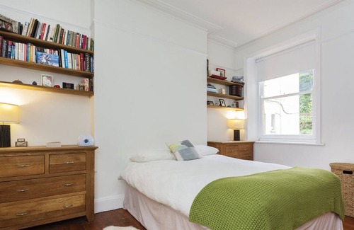 West Hampstead Apartment | Honeybourne Home, by Veeve