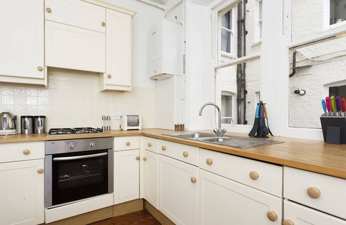 West Hampstead Apartment | Honeybourne Home, by Veeve