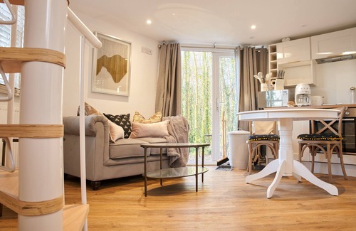 Blandford Saint Mary Cottage | HONEYCOMBE TREEHOUSE - ROMANTIC ESCAPE | SLEEPS 2 | HOT TUB | BBQ | PATIO | WI-FI